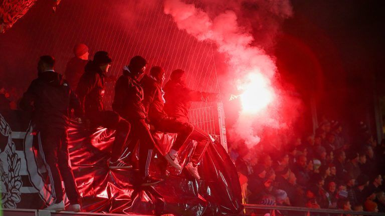 Beim letzten Derby zwischen Austria Lustenau und SCR Altach sorgten die Fans aus dem Rheindorf im Auswärtssektor für viel Rauch im Reichshofstadion. gepa