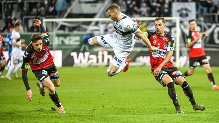 Lukas (Abfang-)Jäger in Aktion. Altachs Kapitän schont weder sich noch seine Gegenspieler. <span class="copyright">gepa</span>