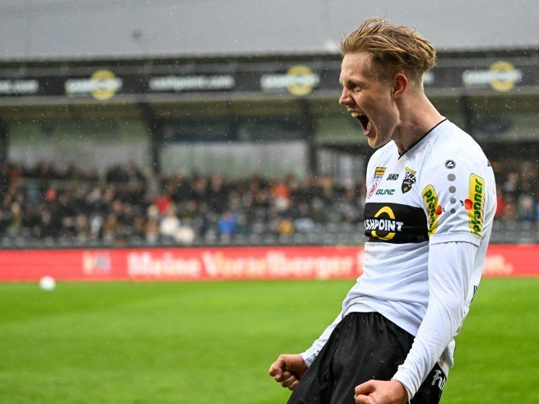 Mit seinem fünften Bundesligatreffer bescherte Noah Bischof seinem Team einen perfekten Start in die Qualirunde und sich persönlich einen wunderbaren Torjubel.gepa