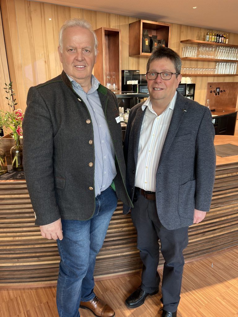 Hygieniker Peter Paulitsch und Holzspezialist Christof Frick beim Rundgang.