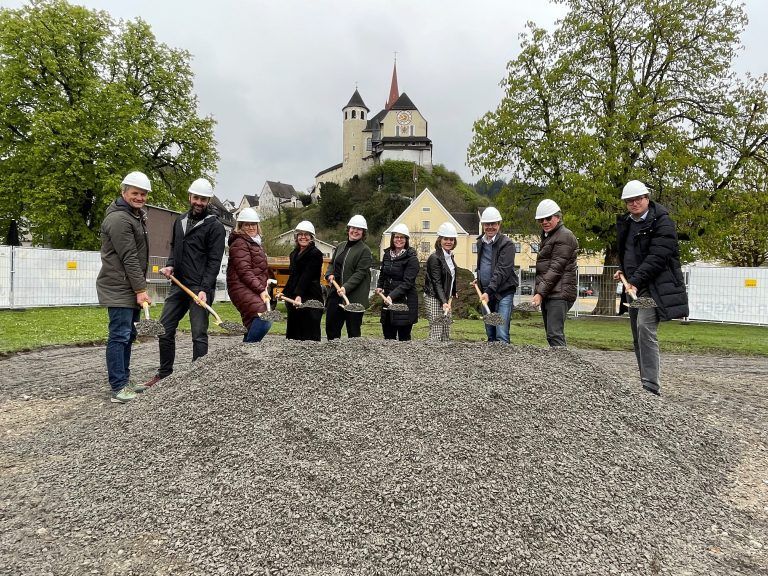 Spatenstich mit Gerold Hämmerle (Bauleitung), Thomas Lang (Jägerbau), Petra Zimmermann, Verena Steiner, Gudrun Sturn, Katharina Wöß-Krall (Bgm.), Barbara Schöbi-Fink (LR), Andreas Prenn (Vize-Bgm.), Gernot Thurnher (Projektsteuerung) und Christian Schmoelz (Planung). <span class="copyright">VN-HE</span>