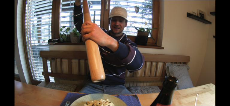 Gedreht wurde im Hause Lorenzi: "Seine Mutter hat sich bereit erklärt, für das Musikvideo zu kochen. Die Kässpätzle waren wirklch legendär", schwärmt Bader. 
