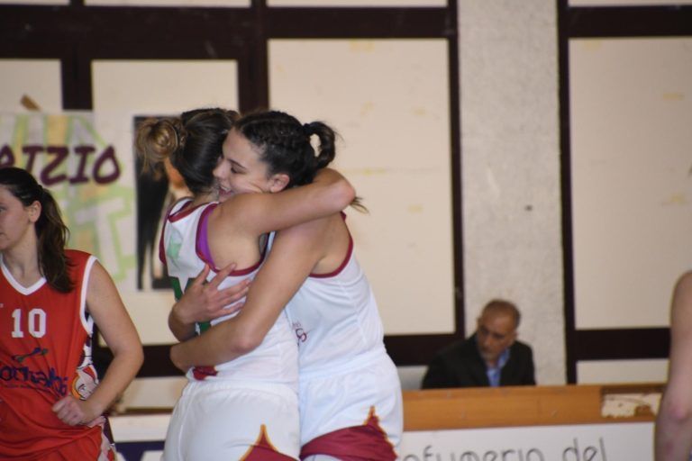 Lea Feitl mit ihrer Teamkollegin Clara Kronfuss. <span class="copyright">Privat</span>