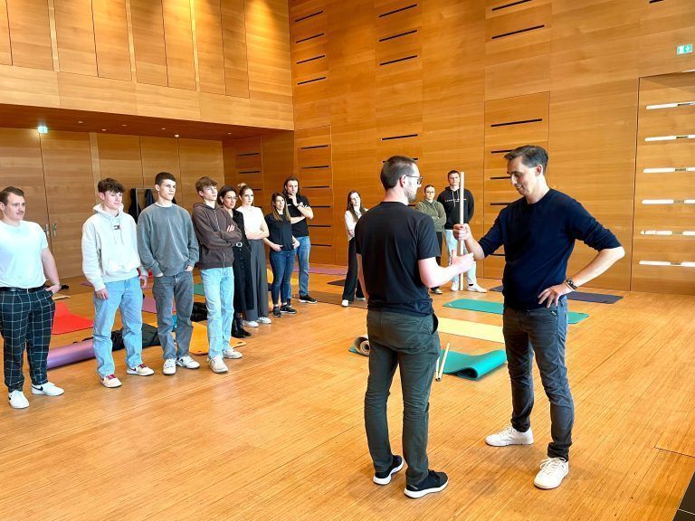 Mario Reiser demonstriert verblüffende Reaktionsübungen. <span class="copyright">Lutz</span>