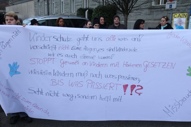 "Kinderschutz geht uns alle an": Beim Landesgericht Feldkirch wurde demonstriert. <span class="copyright">VN/Archiv</span>