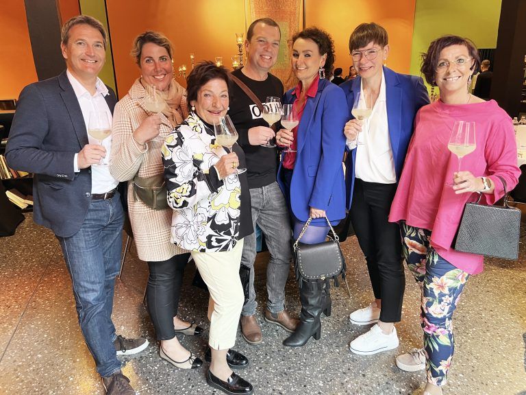 Illustre Runde: Daniel Schwaighofer, Ingrid Model, Agnes Maierhofer, Walter und Sigrid Hieble-Gruber sowie Nadine und Jasmine Maierhofer. <span class="copyright">Franc</span>