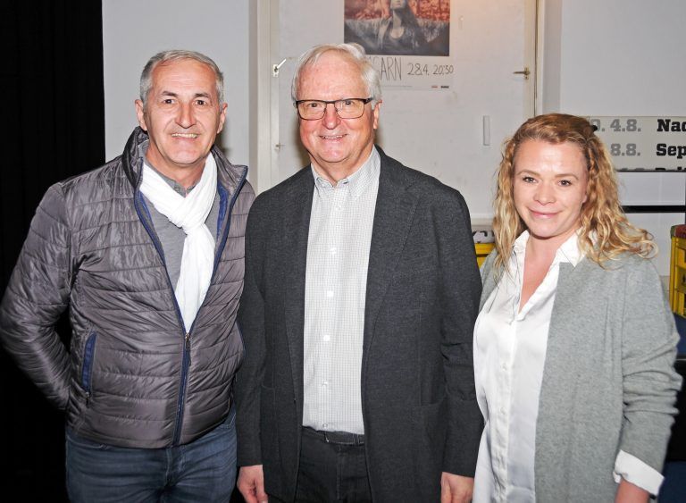 Pastoralleiter Niko Pranjic und Pfarrsekretärin Kathrin Löschke mit Vereinsobmann Herbert Fitz.