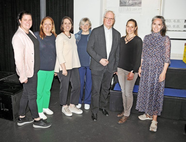 Krankenpflegeverein Hard: Kassierin Tamara Mager, Beirätinnen Dr. Karin Böhler und Julia Fitz, Obmann-Stv. Dagmar Becker, Obmann Herbert Fitz, Beirätin Daniela Klaus und Vizebürgermeisterin Nadine Häusler-Amann. Es fehlt Schriftführerin Gabi Meusburger. <span class="copyright">Alle Bilder: AJK</span>