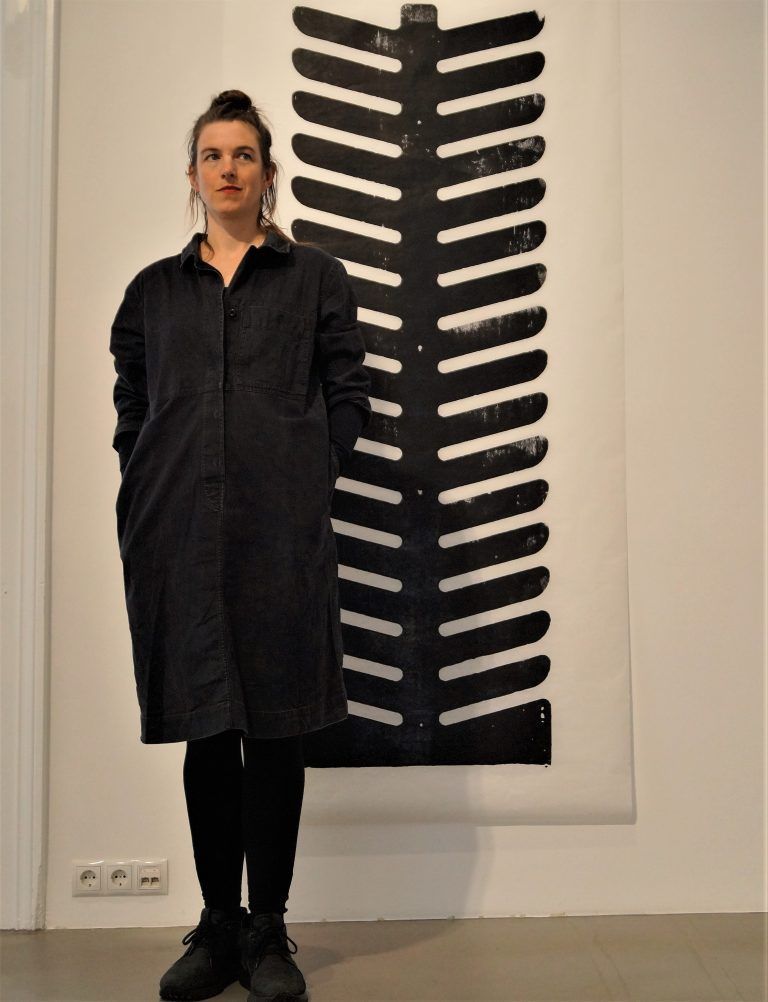 Katharina Anna Wieser vor ihrem Holzdruck.