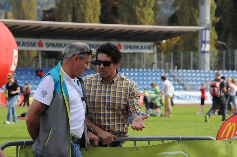 Kilian Albrecht mit ÖOC-Generalsekretär Peter Mennel beim 3-Länder-Marathon im Bregenzer Stadion. <span class="copyright">Kaufmann-Pauger</span>