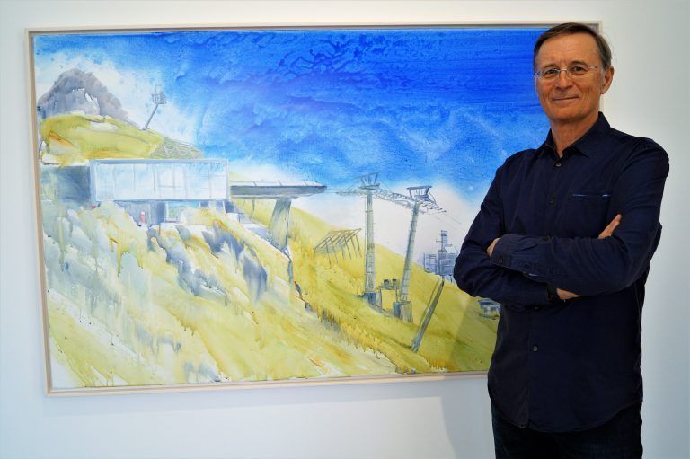 Künstler und Projektleiter Roland Haas vor seinem Werk Triumph.