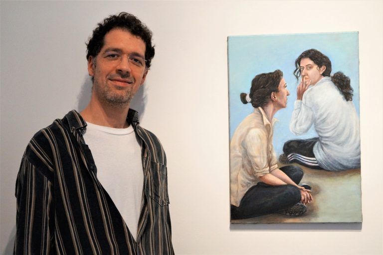 Künstler Marc-Alexandre Dumoulin vor seinem Werk (Conversation Piece).