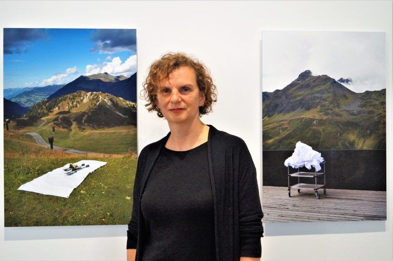 Künstlerin Eva-Maria Lopez vor ihren Fotografien.