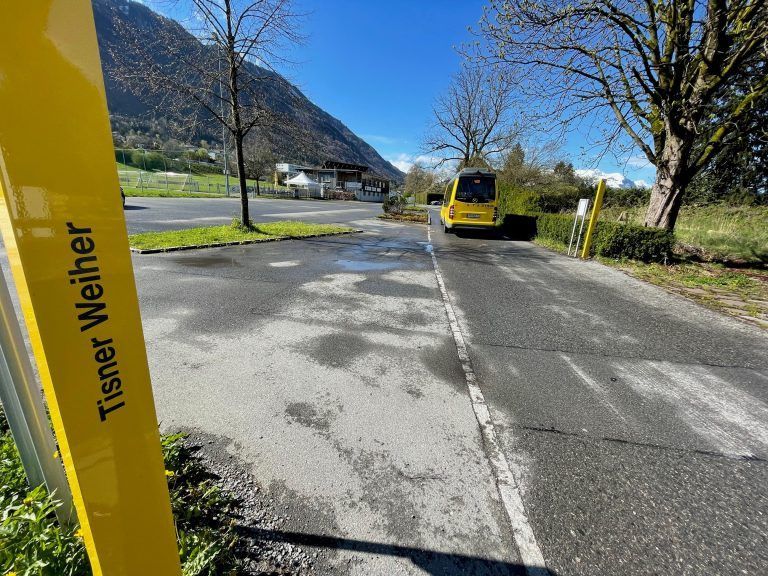 Neue Haltestelle "Tisner Weiher" der Linie 409 liegt am Sport- und Beachvolleyballplatz. <span class="copyright">VN-HE</span>