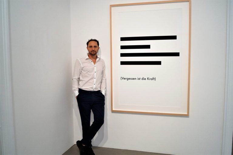 Lukas Troberg vor seinem Kunstdruck.