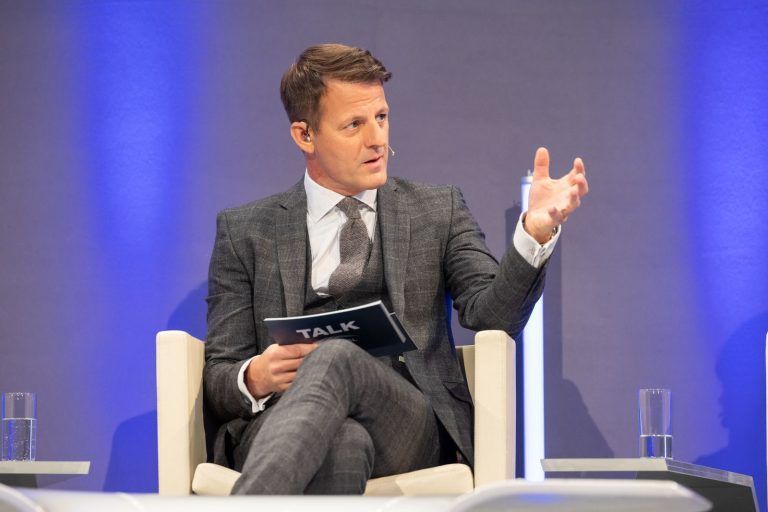 Die Podiumsdiskussion 2023 geht der Frage: „‚Lasst alle Hoffnung fahren!‘ – Stehen wir am Eingang zur Hölle?“ nach.