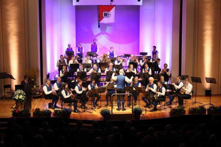 Blick von der Galerie auf die Stadtmusik zu Beginn des Konzerts.ame/5