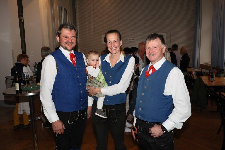Martin, Leonie und Katharina Weiß mit Wolfgang Rüscher.