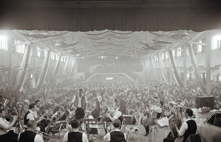 Immer überfüllt war die Stadthalle während des Bregenzer Frühlingsfestes. Die Kapelle „Die Schwarzenbacher“ sorgte am Samstag unermüdlich für gute Stimmung.