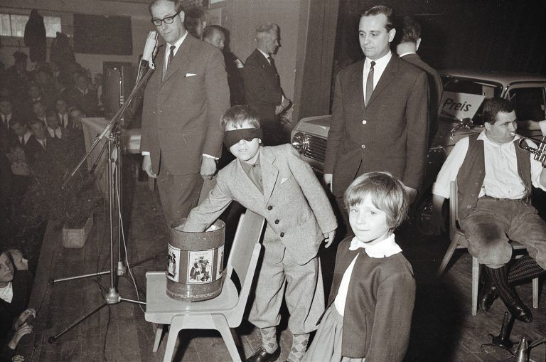 Am Sonntag wurde die Verlosung der Besucherkarten von zwei Waisenkindern und in Anwesenheit von Vizebürgermeister Albert Kaufmann und Verkehrsvereinpräsident Ernst Strasser vorgenommen. Der Hauptgewinn war ein Auto.