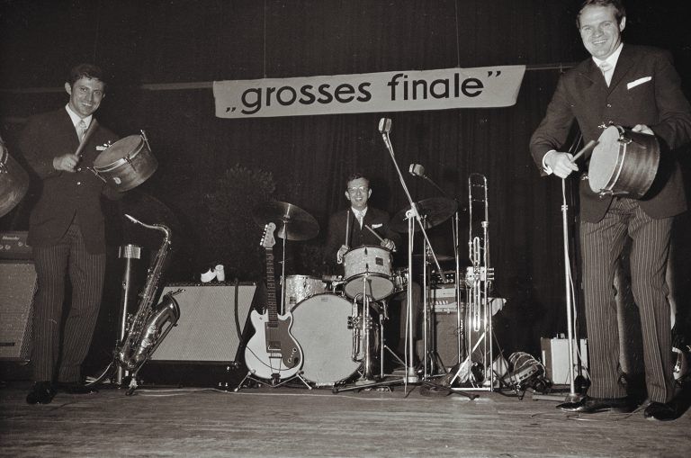 Mit einem hochstehenden Programm folkloristischer, artistischer und unterhaltsamer Art, das zum Teil international bekannte Glanzpunkte aufwies, gelang es dem veranstaltenden Sportverein Schwarz-Weiß Bregenz, wie ein Magnet die Besucher auch aus dem benachbarten Ausland und dem übrigen Vorarlberg anzuziehen.