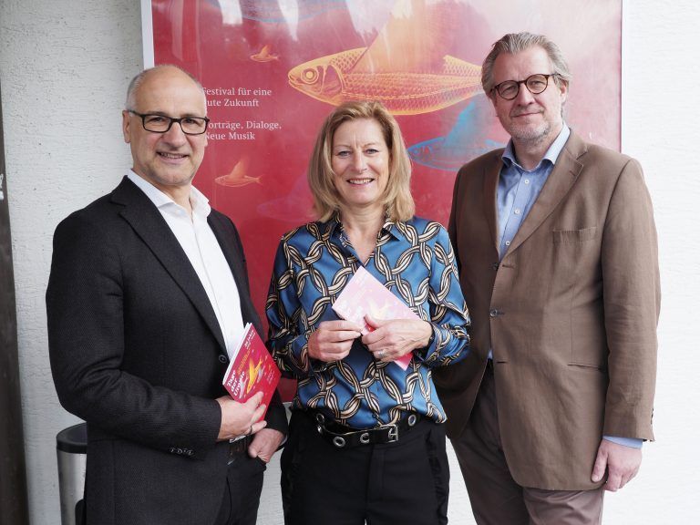 Moderatorin Raphaela Stefandl mit Obmann Martin Hebenstreit und Festredner Philipp Blom (r.) feierten 20 Jahre „Tage der Utopie“. sie
