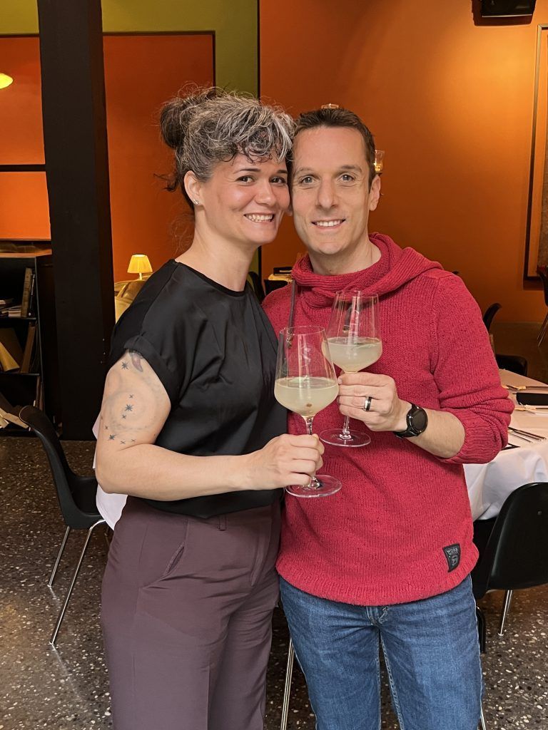 Petra und Dylan Mc Ghee mit Birnen-Gin.