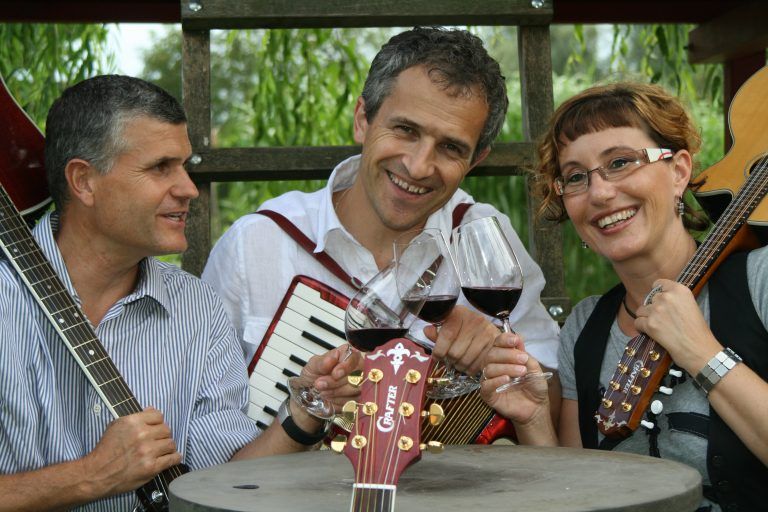 Auch in der Cover-Band „Red Wine Killers“ spielt das Ehepaar gemeinsam.
