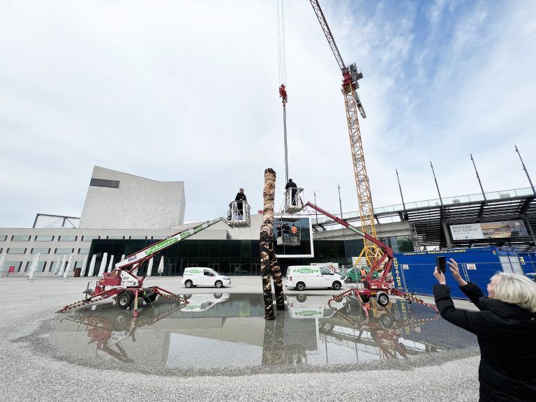 Rudolf tanabu Nachbaur bei den Verhüllungsarbeiten. <span class="copyright">Franc</span>