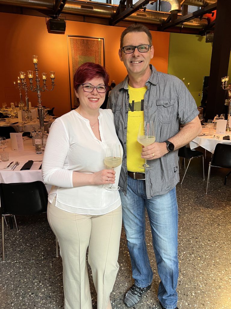 Sabrina und Werner Weinhofer am Degustieren.