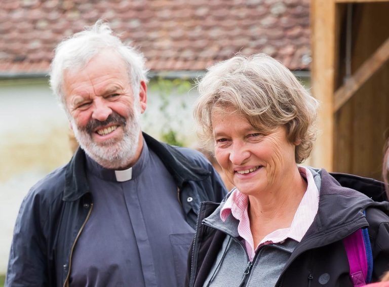 Georg Sporschill mit Ruth Zenkert: Der Hauptteil der Arbeit sei Wahnsinn. Doch das treibt den 76-Jährigen eher an.