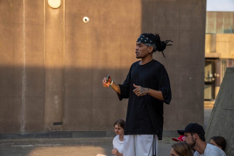 Dionela beim Erklären der Choreografie letzen Sommer. <span class="copyright">la fam academy</span>