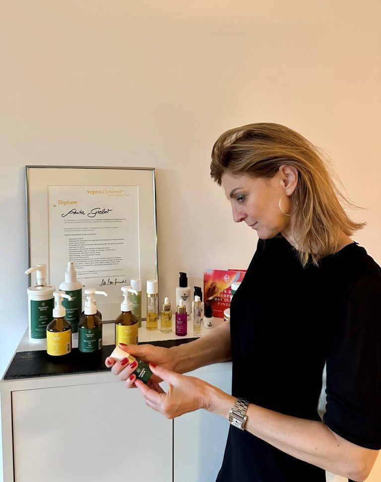 Daheim in Egg widmet sich Anita ihrem zweiten Tätigkeitsbereich, der VegetoDynamik.