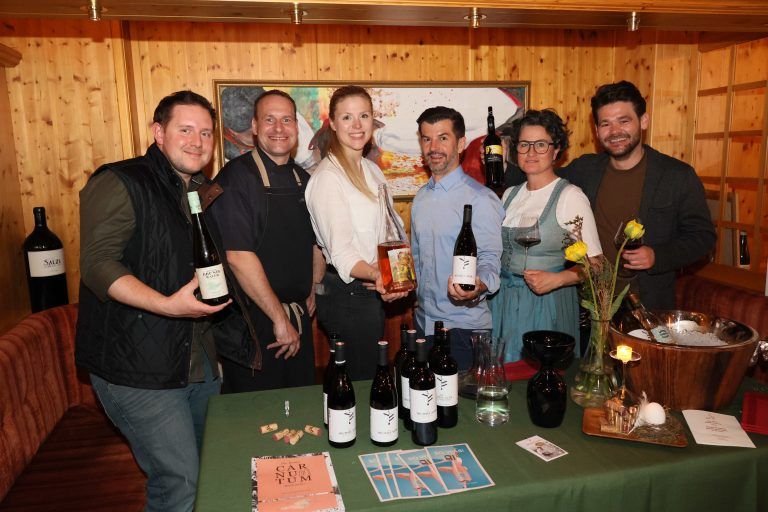 Winzer Philipp Bründlmayer, Küchenchef Holger Stößer, Winzerin Johanna Schup, Bernd Demmerer (Weingut Auer), Christina Bauer (Serviceleitung) und David Raidl (Weingut Kerschbaum). ame