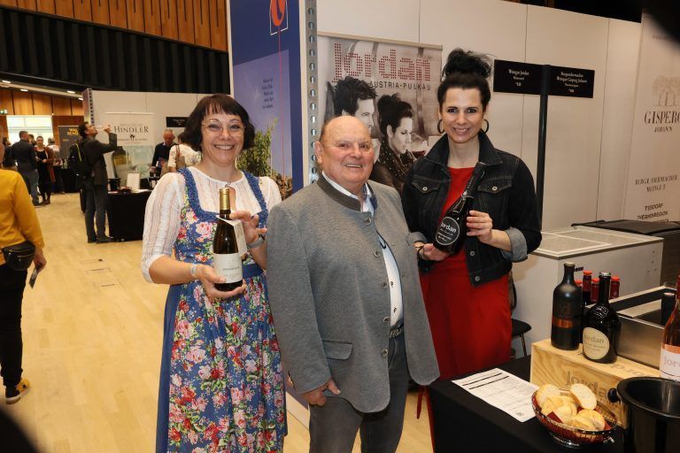 Winzermama Irmgard Zimmermann mit Karl und Simone Jordan.
