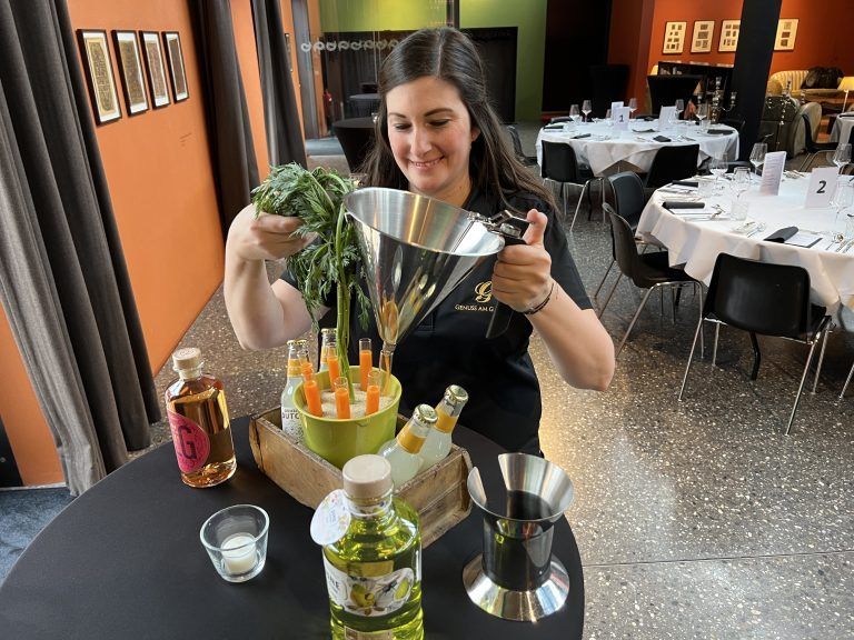 Vorbereitung für den Karotten-Gin: Alexandra Kreutz.