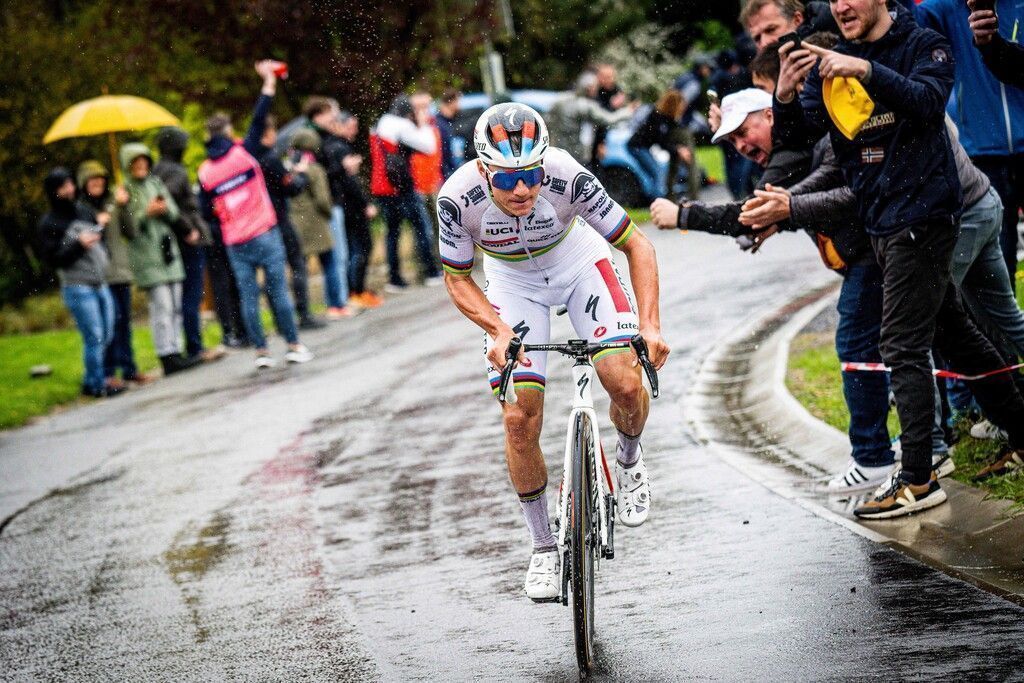 Evenepoel siegt,  Pogacar crasht