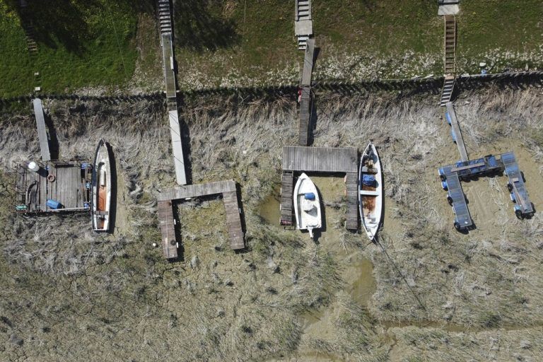 Am Fluss Po in Torricella liegen Boote auf dem Trockenen. Italiens größter Fluss steht bereits so niedrig wie im letzten Sommer.  AP