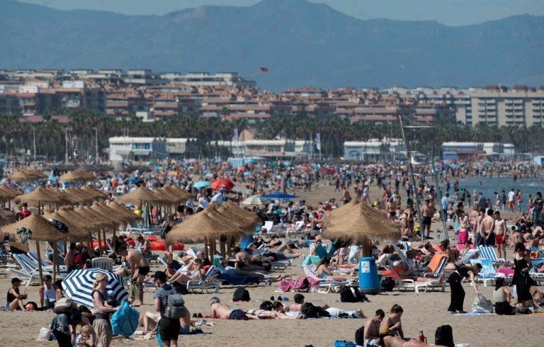 Am Strand von Malvarrosa in Valencia herrschte am Mittwoch Hochbetrieb. AFP