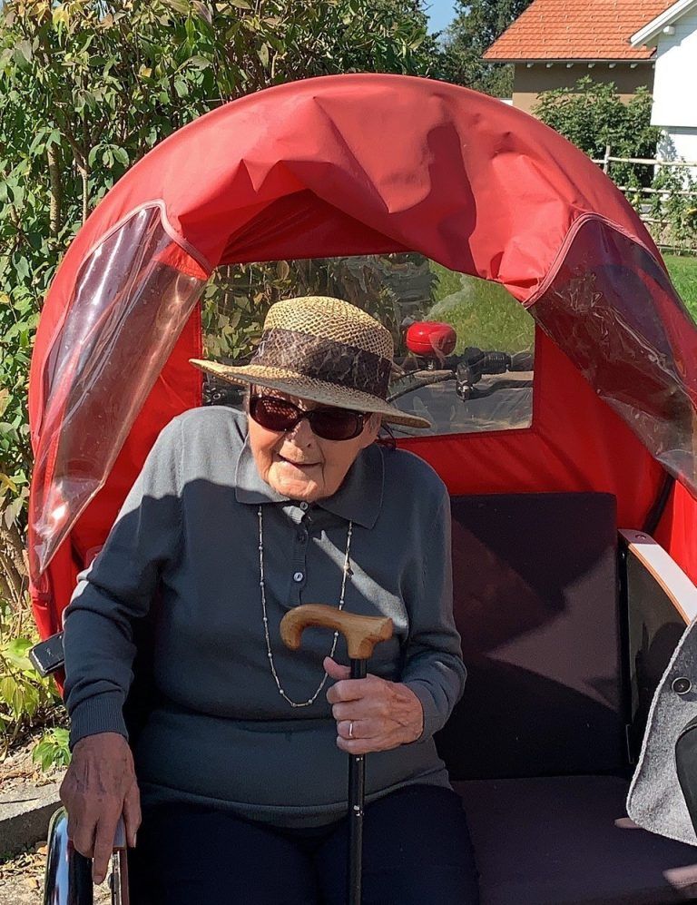Einer Ausfahrt mit der Rikscha ist Annelies Herburger ebenfalls nie abgeneigt.