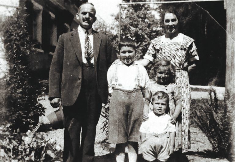 Annelies, geborene Lampert, mit ihrer Familie (v.l.): Vater Hermann, Bruder Kuno, Anneliese und Willi sowie Mutter Anna.