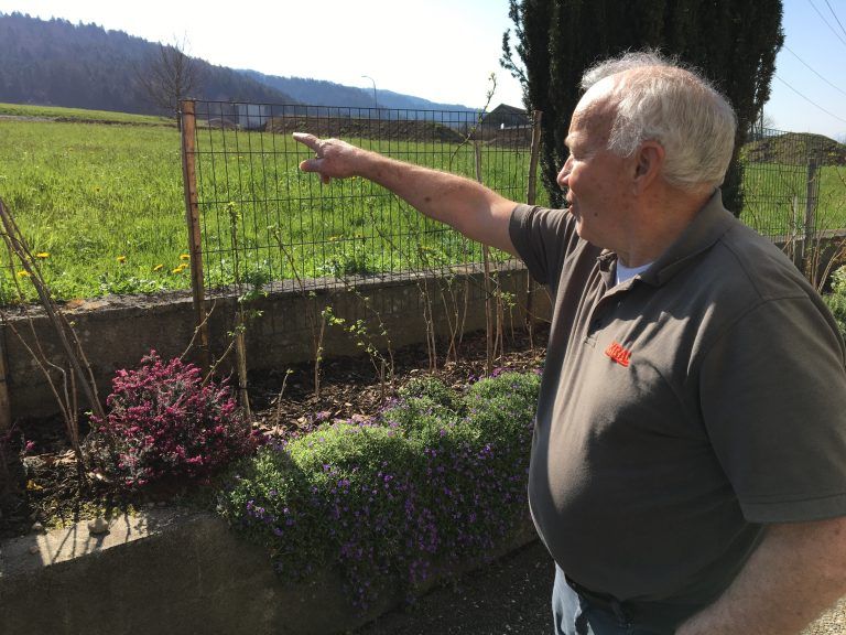 Anrainer Friedl Matt (83) bei einem VN-Lokalaugenschein. Er und seine Nachbar sorgen sich um die Wohnqualität durch Lärm und zusätzlichen Verkehr.<span class="copyright"> VN/Gasser</span>