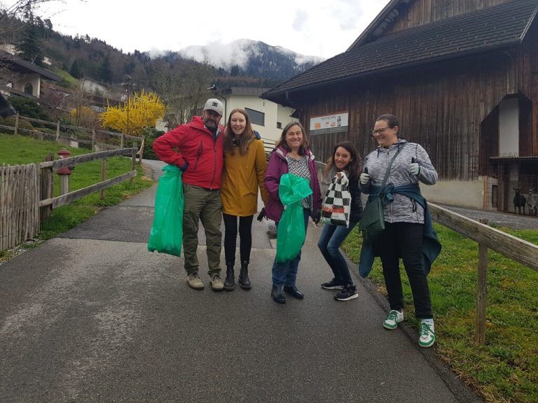 Auch die Theatergruppe half trotz schlechten Wetters fleißig mit.Gemeinde