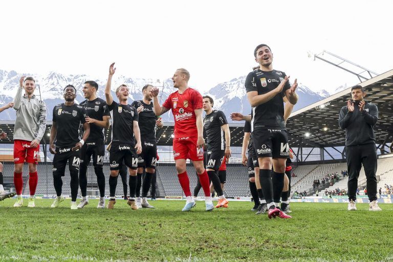 Ausgelassene Lustenauer vor der Innsbrucker Nordkette. Die Austrianer wissen seit Samstag, wohin die Reise geht. Gepa