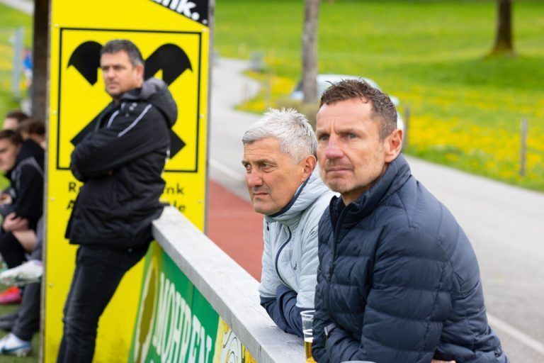 Austria Lustenaus Trainer Markus Mader und Martin Schneider als Zaungäste in Alberschwende. Harti