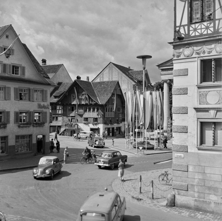 Autos biegen auf den Dornbirner Marktplatz ein.