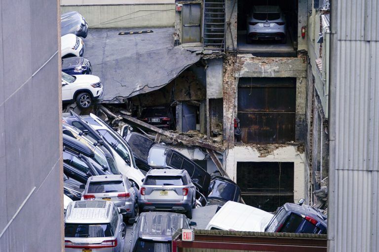 Bei dem Unglück haben sich zahlreiche Fahrzeuge ineinander verkeilt. Warum das Gebäude zusammenbrach, ist noch unklar.  AFP (3)