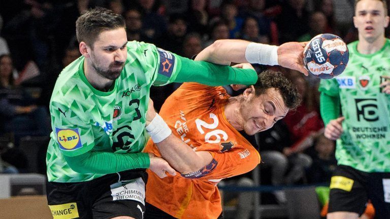 Lukas Herburger (im Bild mit Fabian Wiede) und die Kadetten Schaffhausen schieden im Viertelfinale der EHF European League gegen die Füchse Berlin aus.<span class="copyright"> Verein</span>