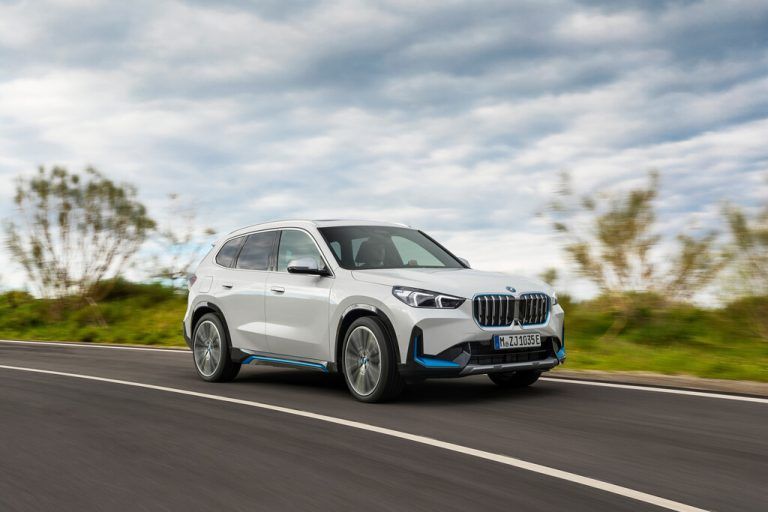 BMW X1: Die dritte Generation der kleinsten der bayerischen SUV-Baureihen offeriert ein breites Motorisierungsprogramm. Es gibt Benziner, Diesel, Plug-in-Hybride und Vollelektriker. Die Preise: ab 43.200 Euro (Ottos), ab 46.200 Euro (Selbstzünder), ab 51.050 Euro (PHEV), ab 58.500 Euro (BEV).