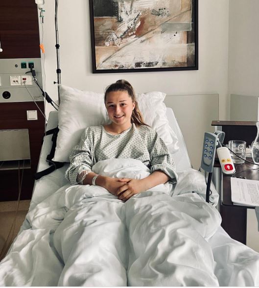 Kurz nach der Operation konnte Carina Brunold schon wieder etwas lächeln.